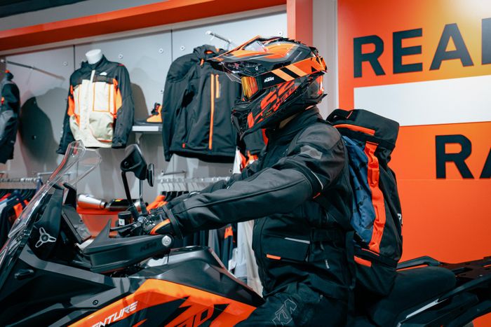 Chỉ mua mô tô tiền tỷ không đủ, phải trang bị nguyên bộ đồ giống như Honda SH Mode mới gọi là 'fanboy' thực thụ - Ảnh 13.