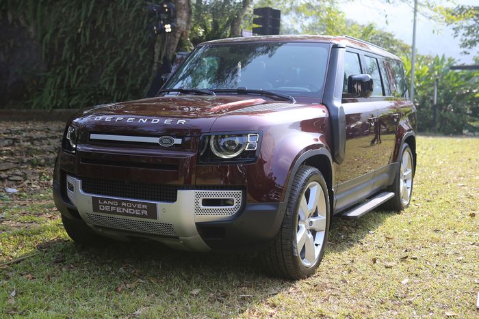 Land Rover Defender 130 có giá từ 5,989 tỷ đồng: Hàng ghế thứ ba rộng rãi nhất trong phân khúc - Ảnh 1.