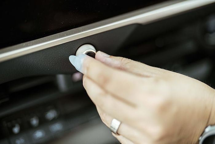 Tại sao các nhà thiết kế Toyota phải đeo móng giả khi phát triển ô tô? - Ảnh 1.