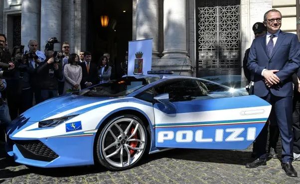 Cảnh sát Italy sử dụng siêu xe Lamborghini để giao 'món quà Giáng sinh đẹp nhất' - Ảnh 1.