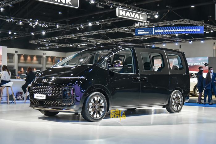 Trải nghiệm Hyundai Staria phiên bản 11 chỗ ngồi: Vẫn rộng rãi hơn Kia Carnival - Ảnh 1.