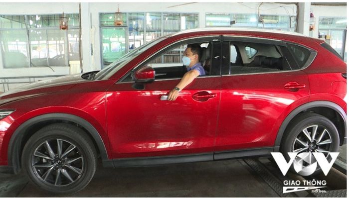Lái xe mệt mỏi vì các trạm kiểm định quá tải - Ảnh 4.
