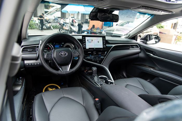 Toyota Camry biển số tứ quý 8 giảm giá 400 triệu sau một tháng: Giá hiện tại vẫn tương đương với Lexus ES mới - Hình 4.