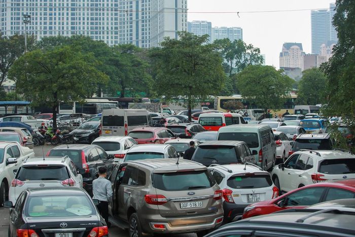 Hà Nội: Xe cộ đông đúc xếp hàng, chờ đợi hàng giờ để đăng kiểm cuối năm - Ảnh 13.