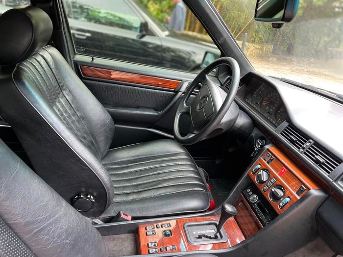 Đặng Lê Nguyên Vũ đã tinh chỉnh bộ đôi Mercedes-Benz Limousine của mình bằng cách loại bỏ một hàng ghế, tạo ra không gian thoải mái hơn.