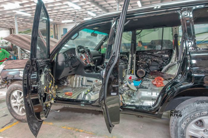 Sau 2 tháng và với tổng chi phí lên đến 650 triệu đồng, các thợ Việt đã biến chiếc Land Cruiser 2005 thành một bản sao hoàn hảo của phiên bản mới trị giá 7 tỷ đồng - Ảnh 7.