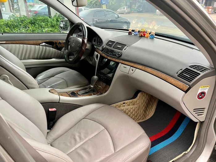 Mercedes-Benz E 200 15 năm tuổi nhận được sự khen ngợi từ cộng đồng mạng về vẻ đẹp 'xuất sắc', được rao bán với giá chưa đến 300 triệu đồng - Hình 5.