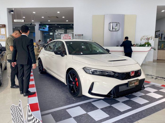 Honda Civic Type R có giá khoảng 2,4 tỷ đồng tại Việt Nam, đắt gấp đôi so với BMW 330i M Sport lắp ráp mới ra mắt tại thị trường. Giá của 330i là 1,719 tỷ đồng nhưng giá bán thực tế chỉ 1,684 tỷ đồng. Giá này cũng tương đương với Mercedes-Benz C 300 AMG nhập khẩu châu Âu.