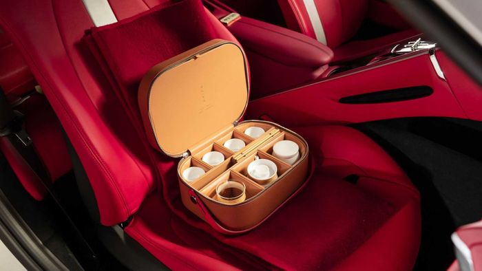 Ferrari Roma phiên bản đặc biệt với bộ ấm trà, hộp xì gà và thậm chí cả... diều trong xe - Ảnh 8.