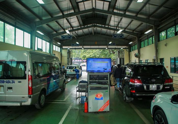 Hà Nội: Xe cộ đông đúc xếp hàng, chờ đợi hàng giờ để đăng kiểm cuối năm - Ảnh 11.