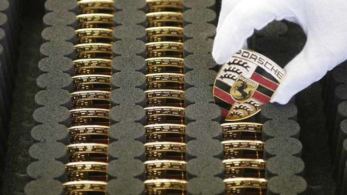 Huy hiệu Porsche - Ký hiệu quyền lực hình thành từ một bữa tiệc - Ảnh 1.