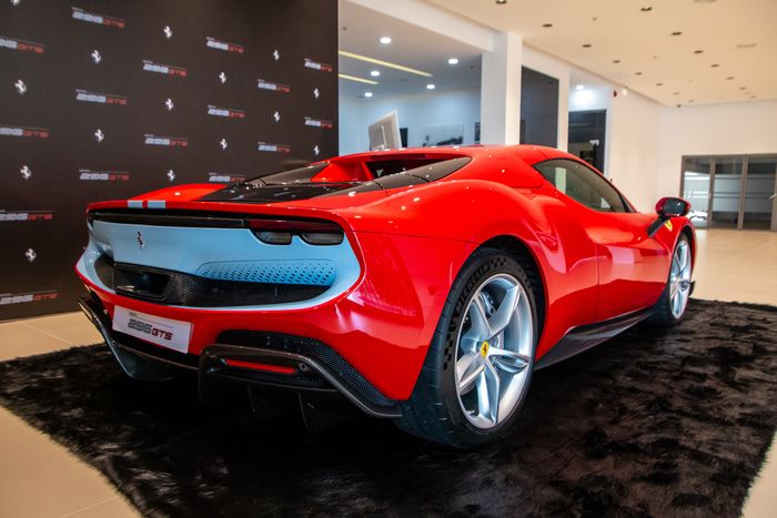 Ferrari 296 GTS chính thức ra mắt tại Việt Nam: Siêu xe mui trần có giá xuất phát từ 23 tỷ đồng, thời gian chờ đặt hàng lên đến một năm rưỡi - Hình 8.