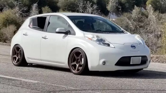 Pin bị chai nên Nissan Leaf đã được kỹ sư độ từ xe điện sang xe chạy bằng động cơ xăng từ một chiếc mô tô - Ảnh 2.