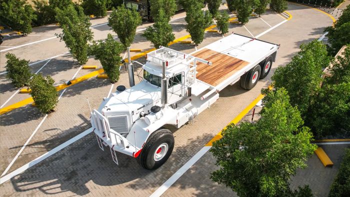 Xe tải khổng lồ của tỉ phú Trung Đông: Mạnh mẽ đến mức có thể kéo cả máy bay trên sa mạc một cách dễ dàng - Hình ảnh 4.