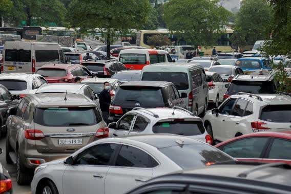 Hà Nội: Xe cộ đông đúc xếp hàng, chờ đợi hàng giờ để đăng kiểm cuối năm - Ảnh 2.