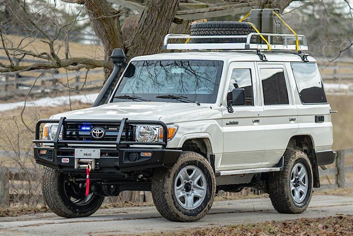 Hãng độ đã biến chiếc Toyota Land Cruiser cũ thành một cỗ máy off-road bọc thép không thể xâm nhập - Ảnh 2.