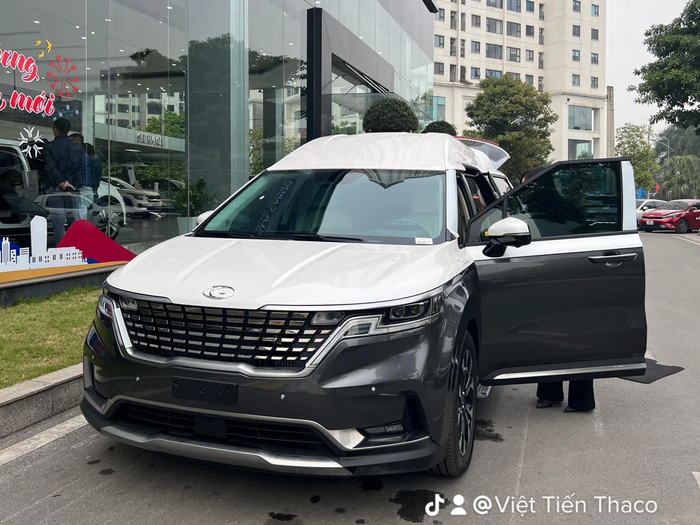 Kia Carnival 'Hoàng gia' 2023 giá 2,679 tỷ đã có mặt tại đại lý, đắt hơn Mercedes GLC 300, với diện mạo mới kiểu Maybach - Ảnh 2.