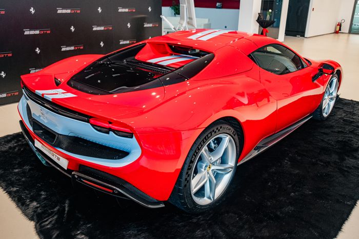 Những thông tin bí mật về siêu xe Ferrari 296 GTS vừa ra mắt tại Việt Nam: Khách hàng quan tâm cần đặt cọc trước số tiền 2,5 tỷ đồng, chi phí cho dải sơn trang trí có giá hơn 1 tỷ đồng - Hình 7.