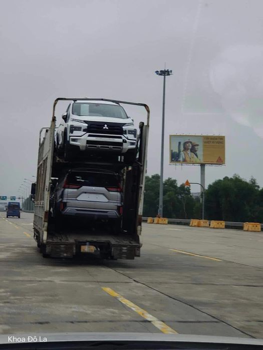 Mitsubishi Xpander Cross 2023 lần đầu tiên xuất hiện tại Việt Nam, sẽ ra mắt với hàng loạt cải tiến mới, đe dọa Veloz Cross và XL7 - Hình ảnh 1.