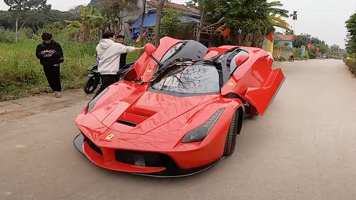 Nhóm thanh niên Quảng Ninh tạo ra phiên bản mô phỏng của siêu xe Ferrari LaFerrari triệu đô để chào đón Tết - Ảnh 2.