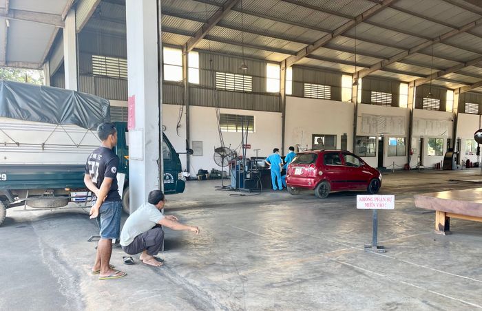 Tài xế xe Lexus chờ hơn 6 tiếng để kiểm định xe ở Đắk Lắk - Ảnh 12.