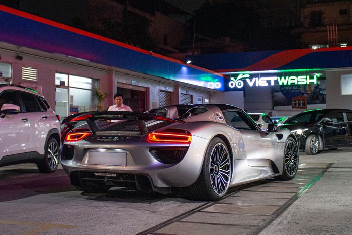 Porsche 918 Spyder và nhiều siêu xe khác của giới đại gia TP.HCM xuất hiện trên đường vào ngày 30 Tết - Xem Ảnh 2.