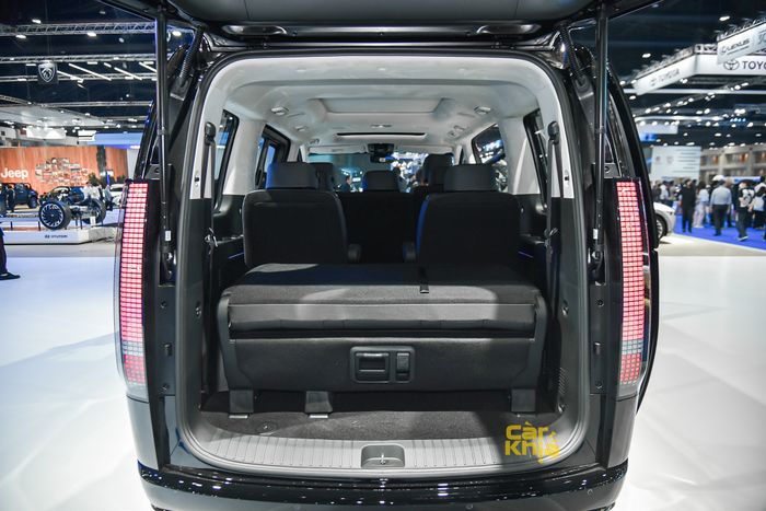 Ngồi thử Hyundai Staria phiên bản 11 chỗ ngồi: Vẫn rộng rãi hơn Kia Carnival - Ảnh 17.