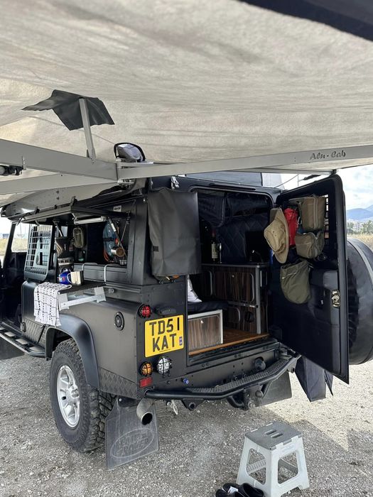 Bà U60 biến Land Rover trị giá hàng tỷ thành ngôi nhà di động khám phá châu Phi - Ảnh 8.