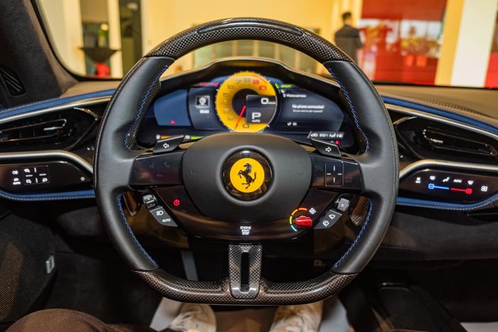 Thông tin bí mật về siêu xe Ferrari 296 GTS mới ra mắt tại Việt Nam: Khách hàng quan tâm cần phải đặt cọc trước số tiền 2,5 tỷ đồng, và chi phí cho dải sơn trang trí có giá hơn 1 tỷ đồng - Hình 14.