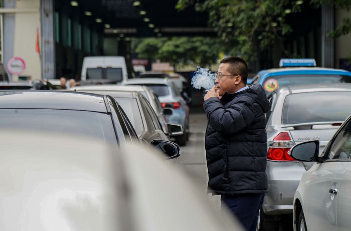 Hà Nội: Xe cộ đông đúc xếp hàng, chờ đợi hàng giờ để đăng kiểm cuối năm - Ảnh 5.
