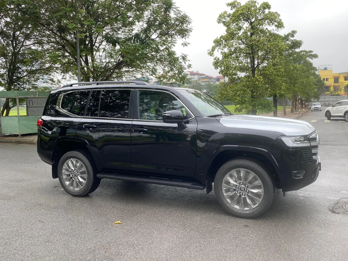 Toyota Land Cruiser phiên bản 2023 chính hãng về Việt Nam với giá gần 4,2 tỷ đồng, có thêm các tùy chọn giống như các mẫu nhập khẩu từ Trung Đông - Ảnh 7.