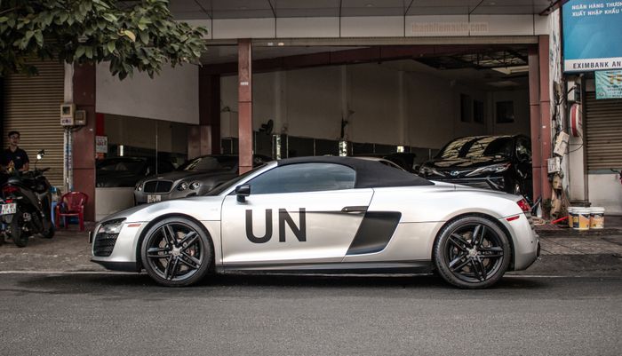 Ông Đặng Lê Nguyên Vũ lái chiếc Audi R8 V10 Spyder độc nhất tại Việt Nam xuống phố - Ảnh 4.