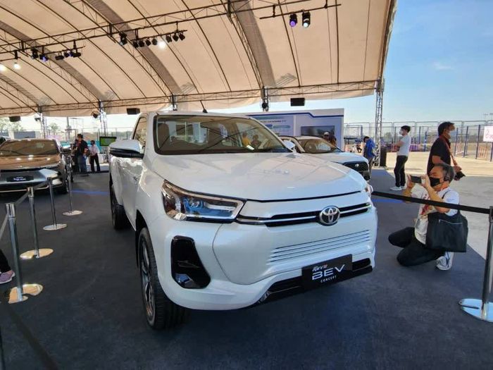 Toyota Hilux BEV - Hình 1.