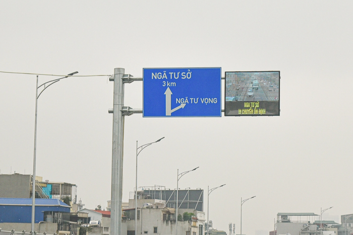 Sau khi hoàn thành, Vành đai 2 được trang bị bảng điện tử tương tự như ở các nước phát triển, nhưng di chuyển qua nút giao cuối vẫn mất gần 1 phút chỉ để đi 100 mét.