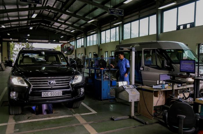 Hà Nội: Xe cộ đông đúc xếp hàng, chờ đợi hàng giờ để đăng kiểm cuối năm - Ảnh 12.