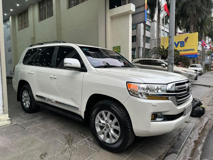 Land Cruiser 7 năm tuổi, chạy 55.000 km vẫn được rao bán với giá cao hơn phiên bản mới năm 2022.