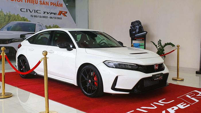 Honda Civic Type R có giá khoảng 2,4 tỷ đồng tại Việt Nam, đắt gấp đôi so với BMW 330i lắp ráp và tương đương với C 300 nhập khẩu.