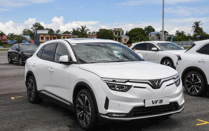 VinFast đã bán được hơn 400 chiếc xe VF8 trong tháng 11, cam kết sẽ giao hàng hàng nghìn chiếc từ tháng này. (Ảnh 1)