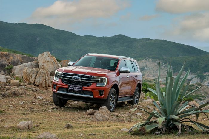 Ford Everest 2023 có kích thước dài x rộng x cao lần lượt là 4.914 x 1.923 x 1.842 mm, trục cơ sở 2.900 mm và chiều cao gầm 200 mm. Xe sử dụng mâm 20 inch kèm theo lốp 255/55.