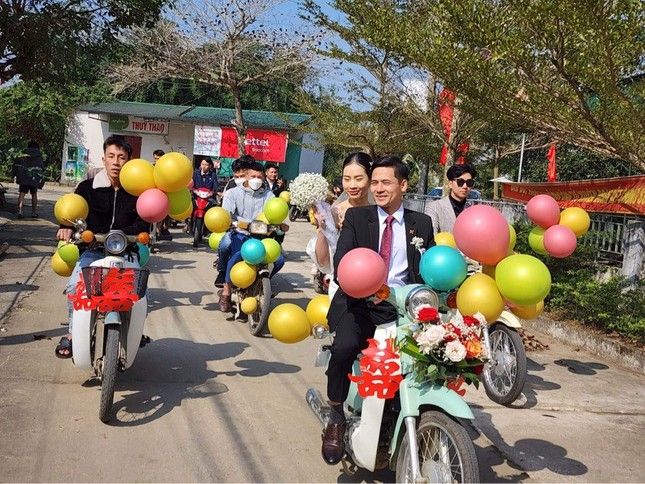 Đám cưới rước dâu bằng hàng chục xe Cub tại Hà Tĩnh 'gây bão' - Ảnh 3.
