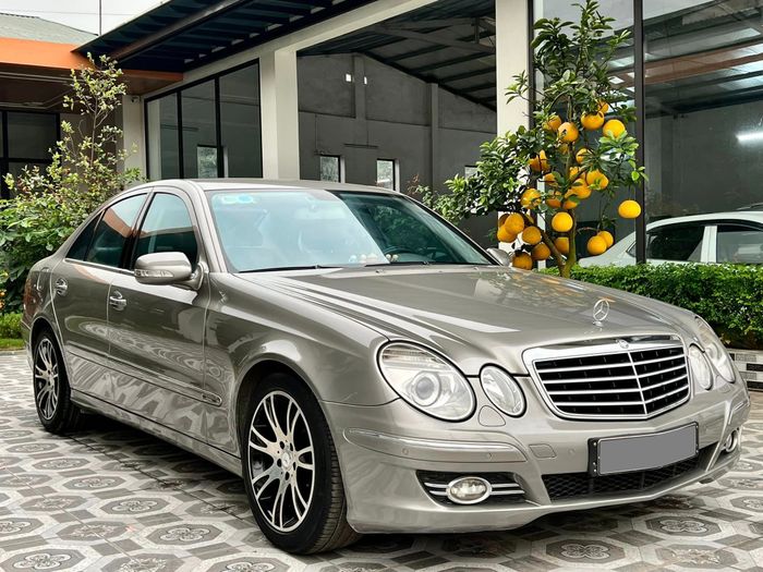 Mercedes-Benz E 200 15 năm tuổi gây ấn tượng với cộng đồng mạng khi được khen ngợi về vẻ đẹp xuất sắc, được rao bán với giá chưa đến 300 triệu đồng.