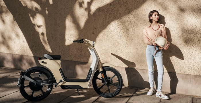 Honda Cub E - phiên bản xe máy điện mới đã chính thức được bán tại thị trường Việt Nam, với nhiều chi tiết hiện đại phù hợp với phụ nữ - Hình 1.