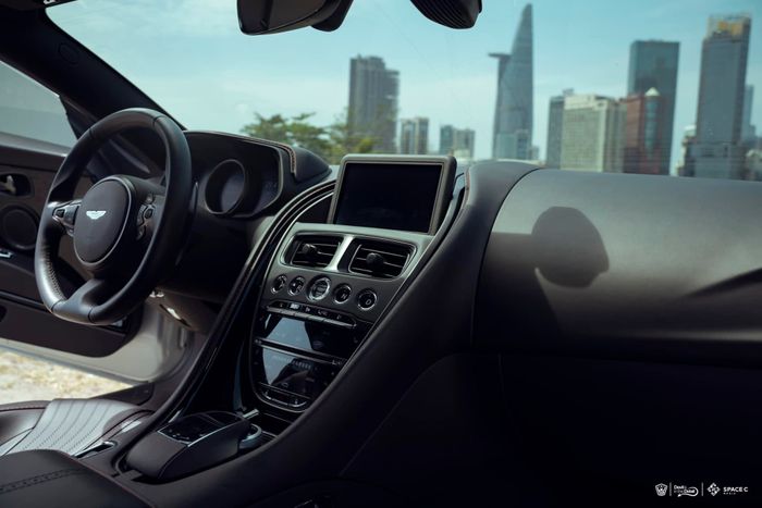 4 năm với chỉ 9.000 km, Aston Martin DB11 V8 màu Lightning Silver đã giảm giá gần 3 tỷ đồng - Ảnh 4.