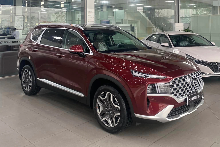 Hyundai Santa Fe 2023 đang giảm giá kỷ lục 135 triệu đồng tại các đại lý: Rẻ hơn Sorento đến cả trăm triệu, đua giá với Everest - Ảnh 2.