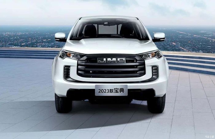 Chi tiết của xe bao gồm đèn pha nhỏ, lưới tản nhiệt màu đen kèm logo JMC mạ crôm. Bên cạnh đó, JMC Baodian còn có vòm bánh xe rộng và khoảng sáng gầm cao, giúp xe dễ dàng vượt qua mọi địa hình.
