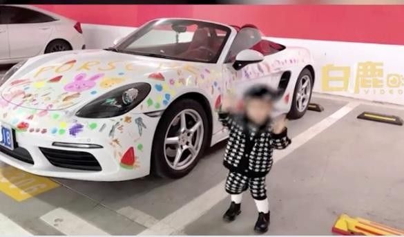 Mẹ Trung Quốc để con 2 tuổi vẽ trên chiếc siêu xe Porsche - Ảnh 1.