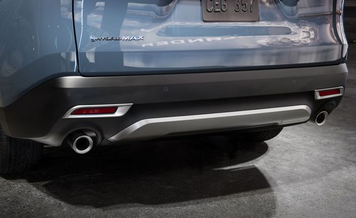 2. Để phân biệt giữa cấu hình cao cấp và các cấu hình thấp hơn của Toyota Grand Highlander, bạn có thể nhận biết thông qua hệ thống xả, trong đó bản cao cấp sử dụng ống xả kép.