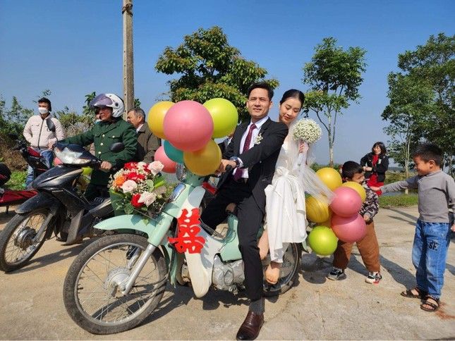 Đám cưới rước dâu bằng hàng chục xe Cub tại Hà Tĩnh 'gây bão' - Ảnh 7.