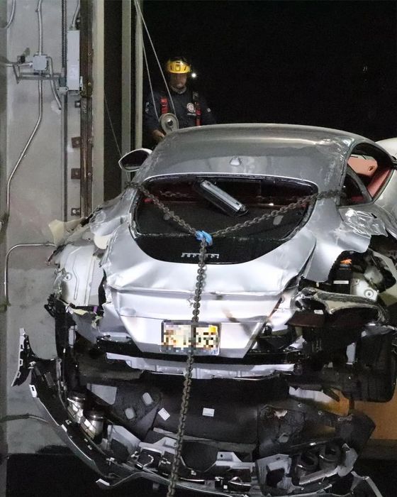 Chiếc Ferrari hàng tỉ đô bất ngờ rơi từ thang máy, gặp tổn thương nghiêm trọng - Hình 3.