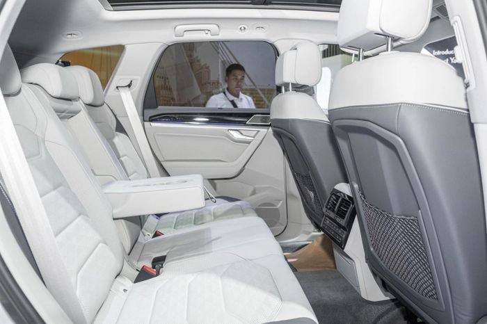 Volkswagen Toureag mới tại Việt Nam đều giá lên thêm 100 triệu đồng - Ảnh 4.